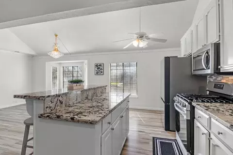 1521 Dezzani Ln, Modesto, CA 95358 photo 9