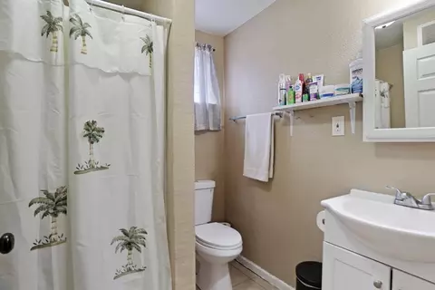 Bath - 2337 E Alpine Ave, Stockton, CA 95205 photo 1 of 1