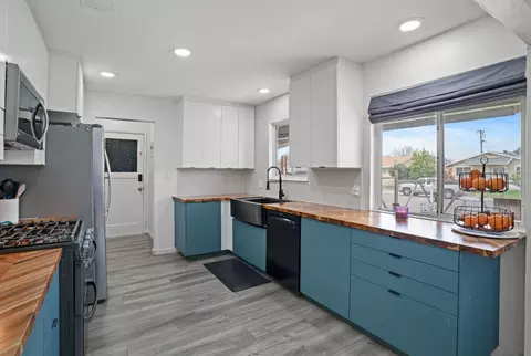 Kitchen - 832 Jackson St, Winters, CA 95694 photo 6 of 7