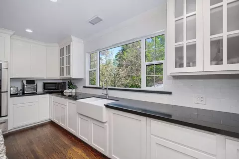 Kitchen - 5216 Marione Dr, Carmichael, CA 95608 photo 4 of 11