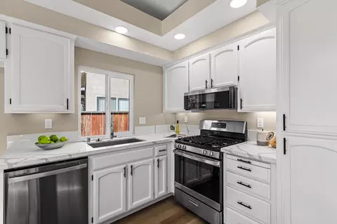 Kitchen - 320 Accipiter Ct, Tracy, CA 95376 photo 2 of 2