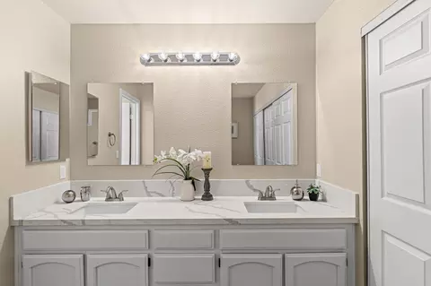 Bath - 320 Accipiter Ct, Tracy, CA 95376 photo 2 of 5