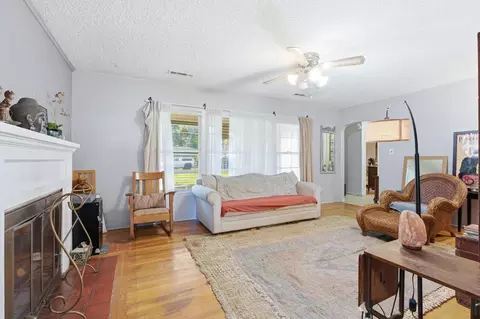 Living - 810 Hackberry Ave, Modesto, CA 95354 photo 2 of 2