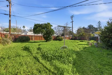 Exterior - 810 Hackberry Ave, Modesto, CA 95354 photo 7 of 8