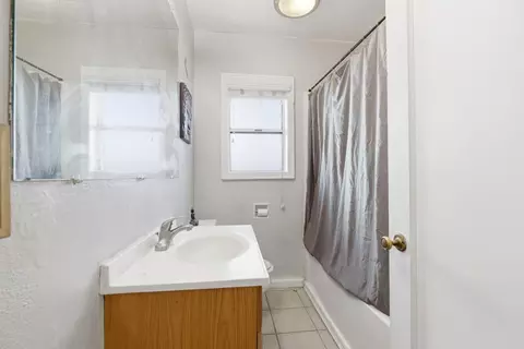 Bath - 810 Hackberry Ave, Modesto, CA 95354 photo 1 of 1