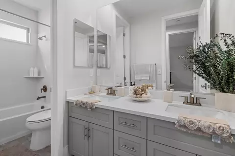 Bath - 2830 Mcintosh Dr, Lodi, CA 95242 photo 2 of 4