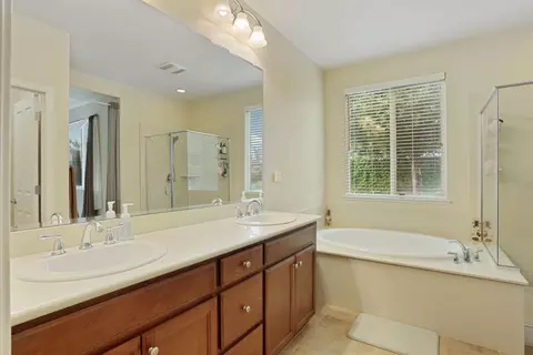Bath - 1094 Danilo Ct, Manteca, CA 95337 photo 4 of 5