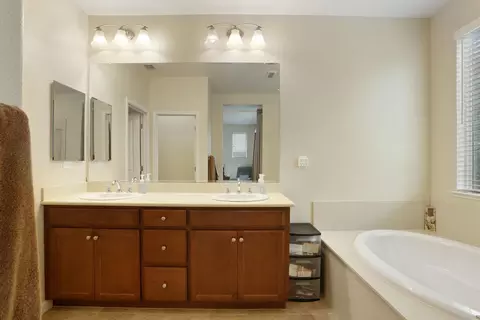 Bath - 1094 Danilo Ct, Manteca, CA 95337 photo 3 of 5