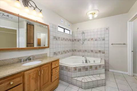 Bath - 115 Almond Dr, Winters, CA 95694 photo 3 of 4