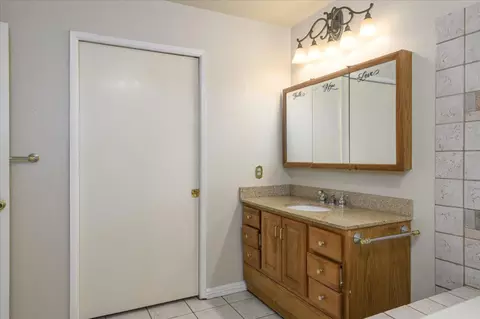 Bath - 115 Almond Dr, Winters, CA 95694 photo 4 of 4