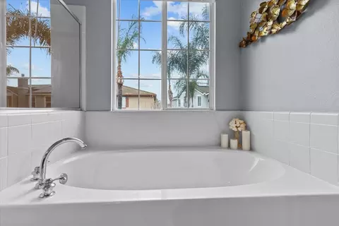 Bath - 1242 Tulloch Dr, Tracy, CA 95304 photo 6 of 8