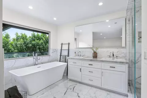 Bath - 2228 Cheyenne Way, Modesto, CA 95356 photo 2 of 5