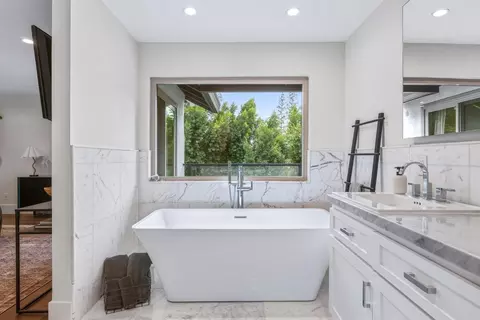 Bath - 2228 Cheyenne Way, Modesto, CA 95356 photo 4 of 5