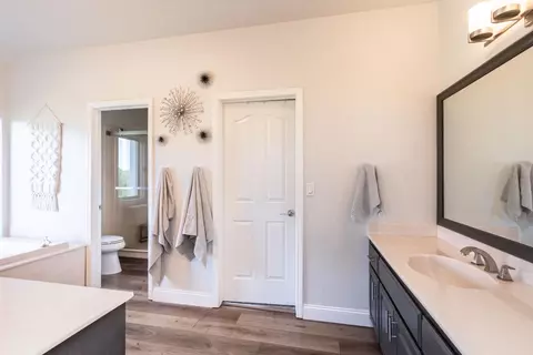 Bath - 8560 Bar Crest Dr, Placerville, CA 95667 photo 2 of 6