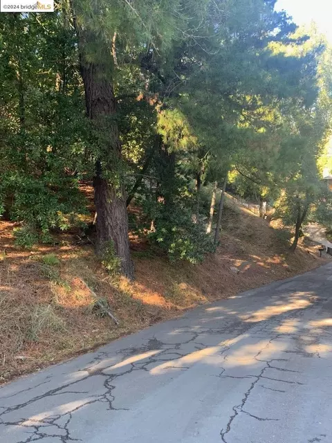 6825 Saroni Dr, Oakland, CA 94611