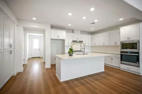 Entry Way - 127 Bodega Dr, Lodi, CA 95240 photo 4 of 6
