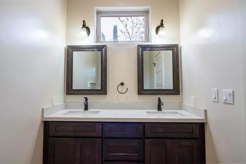 Bath - 4809 Trails Ct, Modesto, CA 95357 photo 4 of 8