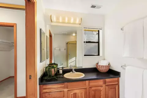 Bath - 2216 Bryce Ln, Davis, CA 95616 photo 2 of 5