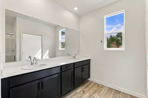 Bath - 1013 Vanderbilt Ter, Davis, CA 95618 photo 2 of 3