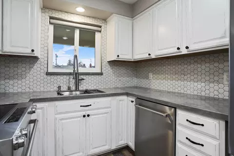 Kitchen - 1262 Glenhurst Dr, Lodi, CA 95240 photo 1 of 4