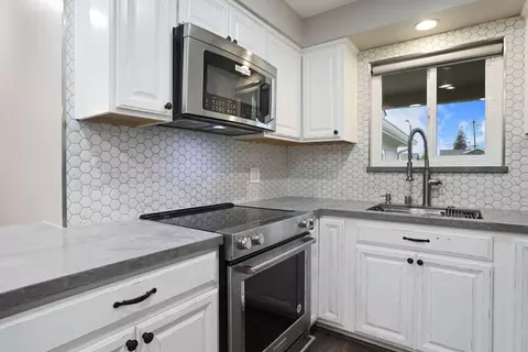Kitchen - 1262 Glenhurst Dr, Lodi, CA 95240 photo 3 of 4