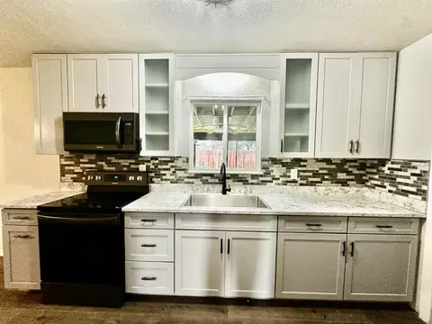 Kitchen - 1253 E Louise Ave, Manteca, CA 95336 photo 5 of 6