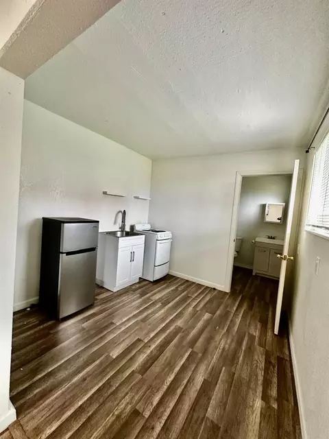 Kitchen - 1253 E Louise Ave, Manteca, CA 95336 photo 6 of 6