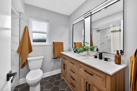 Bath - 3041 Root Ave, Carmichael, CA 95608 photo 2 of 6