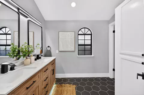 Bath - 3041 Root Ave, Carmichael, CA 95608 photo 3 of 6