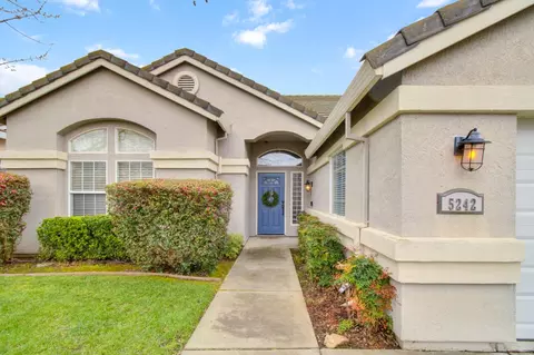 Exterior - 5242 Wyndham Oak Ln, Carmichael, CA 95608 photo 2 of 15
