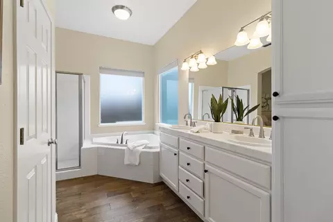 Bath - 5242 Wyndham Oak Ln, Carmichael, CA 95608 photo 3 of 5