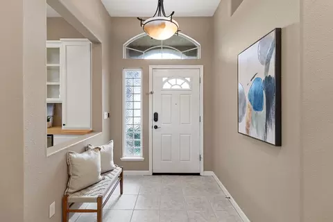 Entry Way - 5242 Wyndham Oak Ln, Carmichael, CA 95608 photo 3 of 9