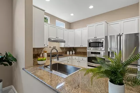 Kitchen - 5242 Wyndham Oak Ln, Carmichael, CA 95608 photo 2 of 10