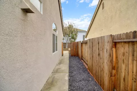 Exterior - 5242 Wyndham Oak Ln, Carmichael, CA 95608 photo 11 of 15