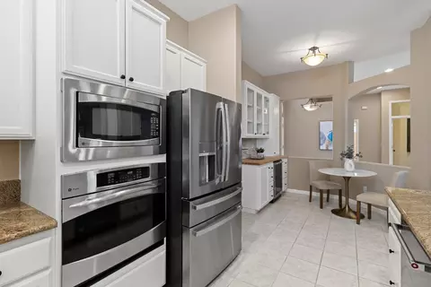 Kitchen - 5242 Wyndham Oak Ln, Carmichael, CA 95608 photo 8 of 10