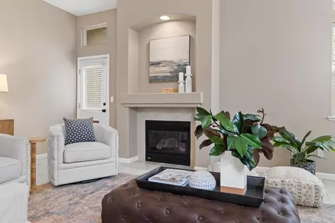 Living - 5242 Wyndham Oak Ln, Carmichael, CA 95608 photo 3 of 5