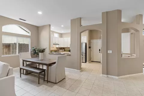 Entry Way - 5242 Wyndham Oak Ln, Carmichael, CA 95608 photo 5 of 9