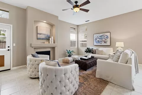 Living - 5242 Wyndham Oak Ln, Carmichael, CA 95608 photo 2 of 5