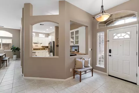 Entry Way - 5242 Wyndham Oak Ln, Carmichael, CA 95608 photo 4 of 9