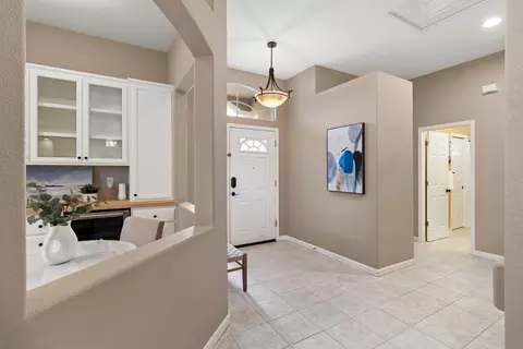 Entry Way - 5242 Wyndham Oak Ln, Carmichael, CA 95608 photo 2 of 9