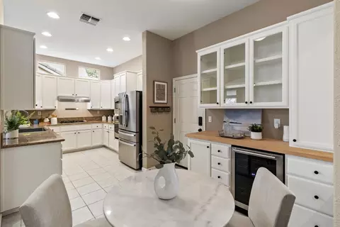 Kitchen - 5242 Wyndham Oak Ln, Carmichael, CA 95608 photo 3 of 10