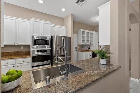 Kitchen - 5242 Wyndham Oak Ln, Carmichael, CA 95608 photo 1 of 10
