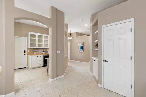 Entry Way - 5242 Wyndham Oak Ln, Carmichael, CA 95608 photo 6 of 9