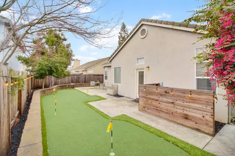 Exterior - 5242 Wyndham Oak Ln, Carmichael, CA 95608 photo 4 of 15