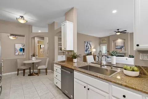 Kitchen - 5242 Wyndham Oak Ln, Carmichael, CA 95608 photo 9 of 10