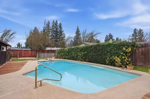 Exterior - 2718 Warwick Ln, Modesto, CA 95350 photo 5 of 7