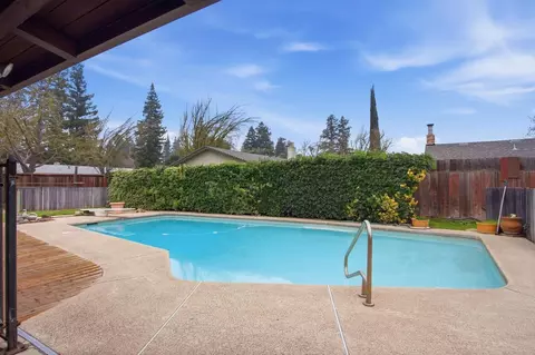 Exterior - 2718 Warwick Ln, Modesto, CA 95350 photo 4 of 7
