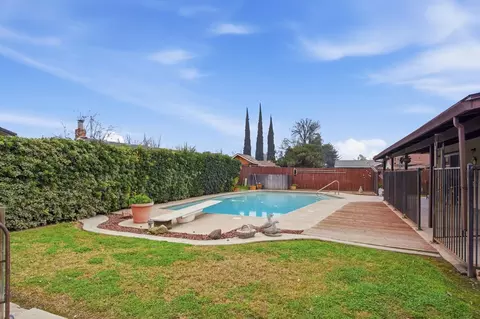 Exterior - 2718 Warwick Ln, Modesto, CA 95350 photo 6 of 7