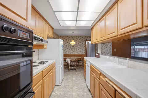 Kitchen - 2718 Warwick Ln, Modesto, CA 95350 photo 2 of 2