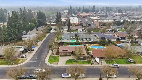 View/Area - 2718 Warwick Ln, Modesto, CA 95350 photo 4 of 5